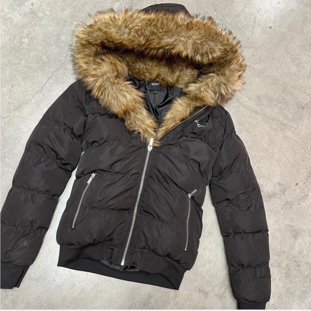 Stylish Black Puffer Jacket with Faux Fur Hood